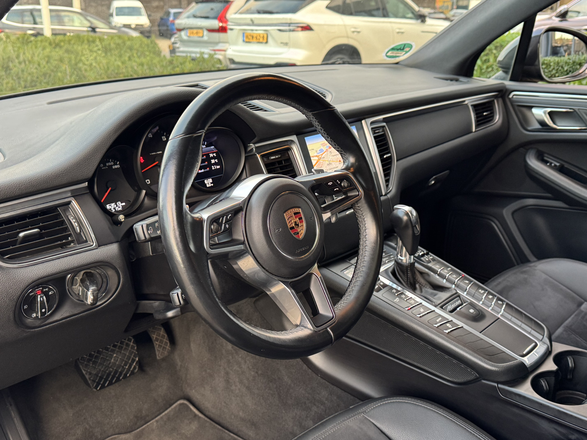 49380469-5.jpg