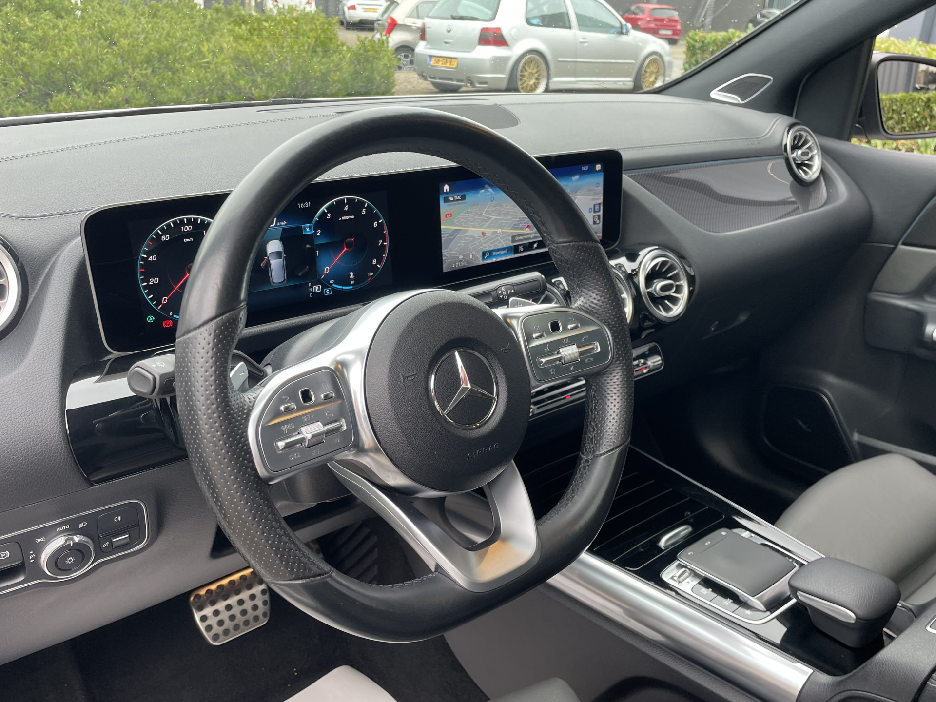 53633840-5.jpg