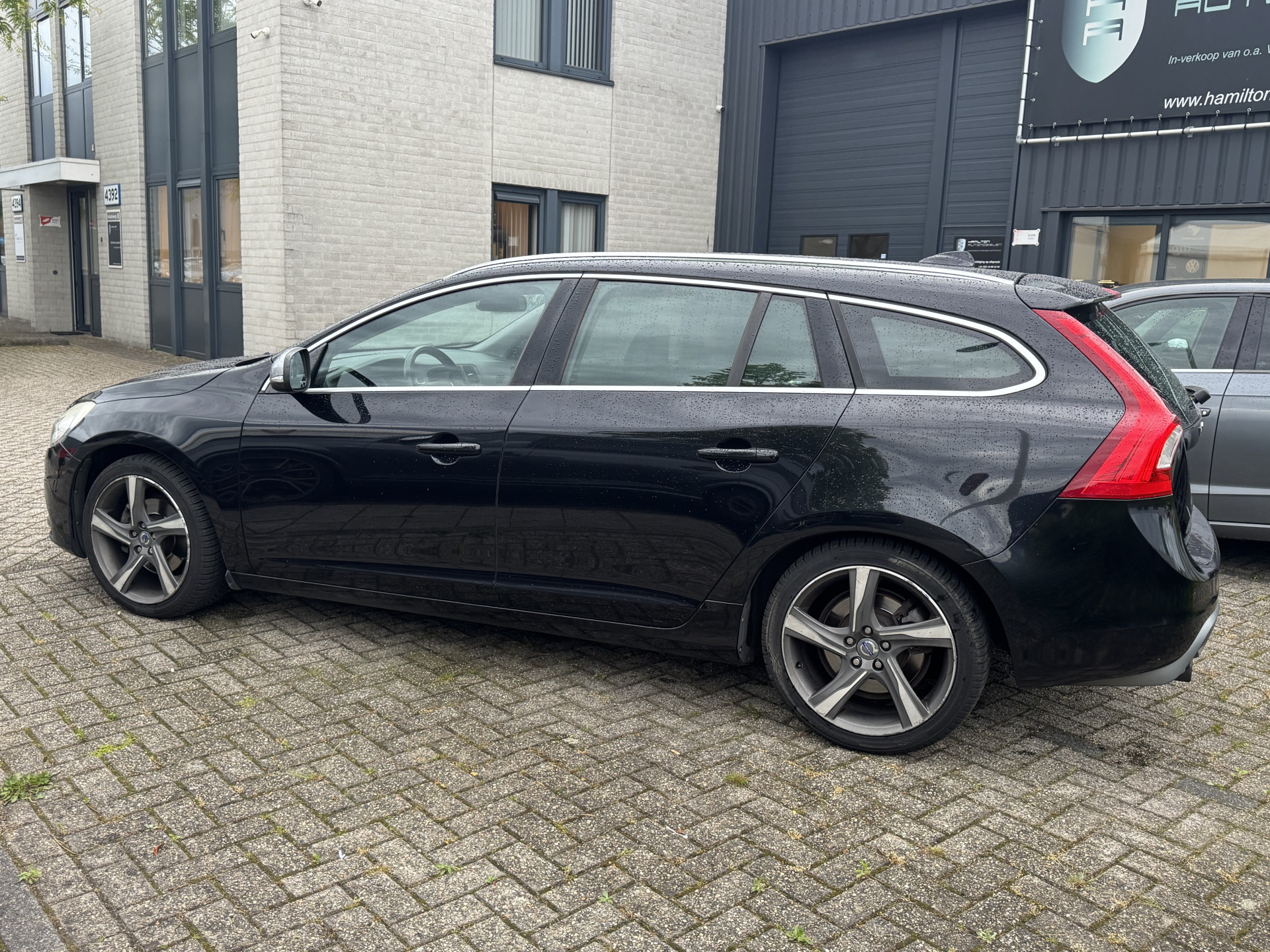 54220452-2.jpg